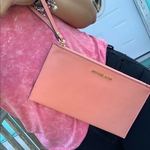 SOLD ON Ⓜ️NWT Michael Kors Zip Wallet Clutch